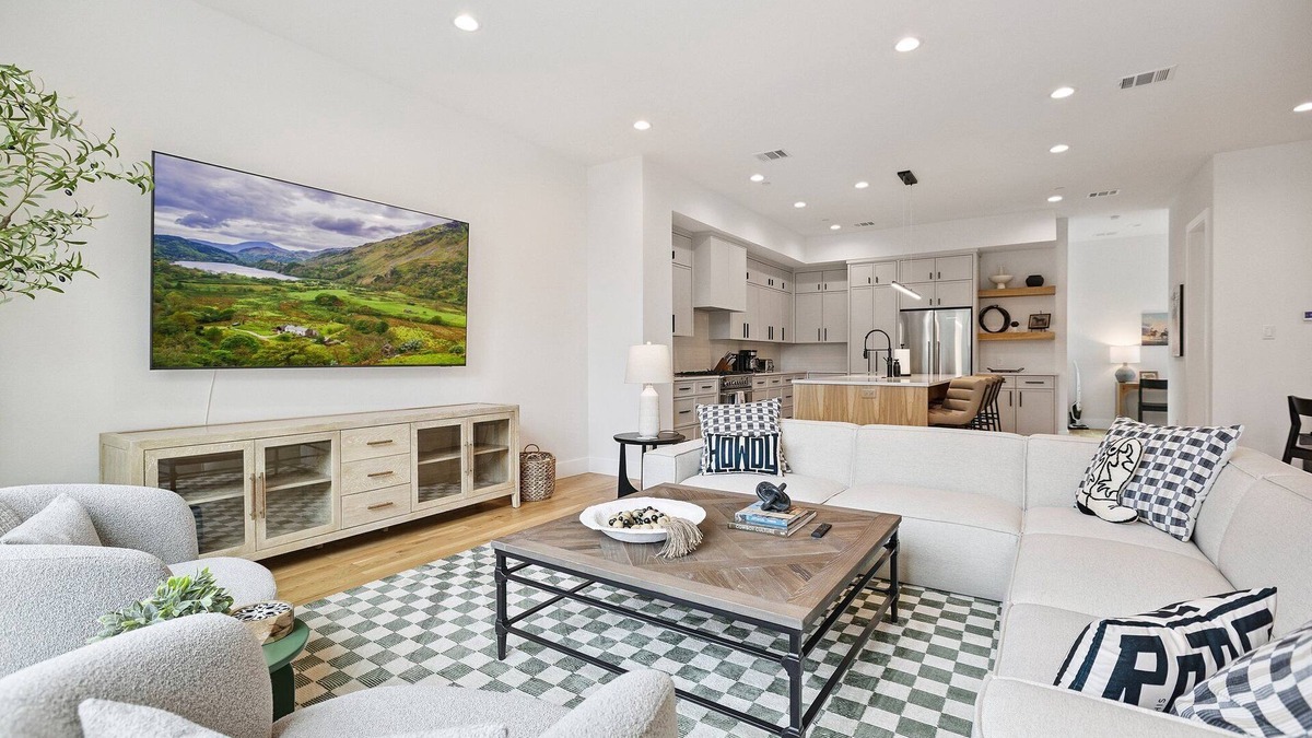 Oak Lawn House | The Eastwood Escape - New Luxury Townhome – 3BR/3.5BA + Rooftop Deck in Oak Lawn