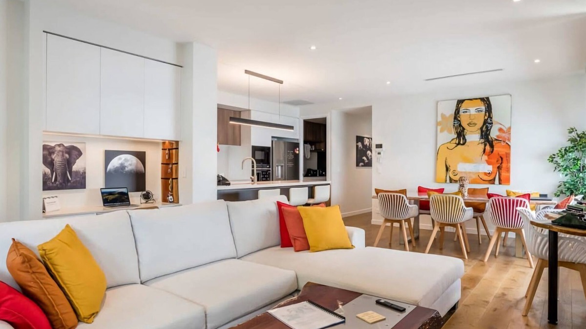 East Brisbane Apartment | The Eclectic Retreat - 3BR with Parking