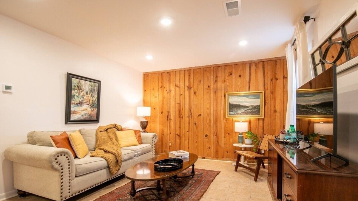 Oxford House | The Eden, 1BR Queen Nook by Velvet Ditch Villas