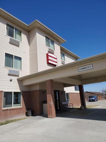 Fairbury Hotel | The Edgewood Hotel and Suites
