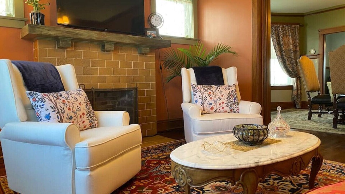 St. Joseph House | "The Edmond" an 1887 Arts & Crafts gem! - 1 King - 1 Queen