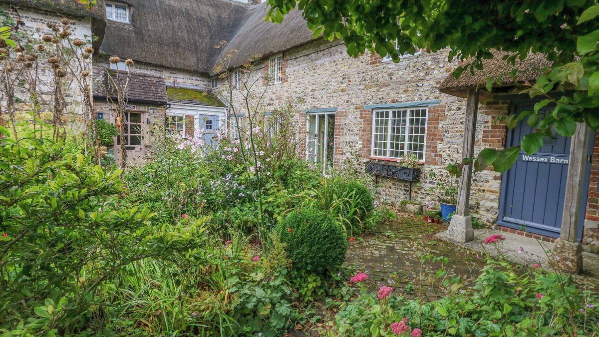 Frampton Cottage | THE ELBOW, family friendly, character holiday cottage in Frampton