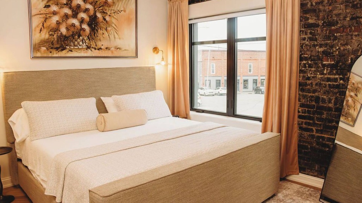 Leitchfield Apartment | The Eleanor. 2 King bed/2 full bath