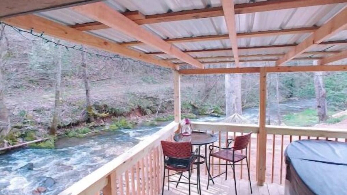 Flag Pond Cabin | The "Eleanor Rigby" DIRECT STREAM FRONT W HOT TUBnn