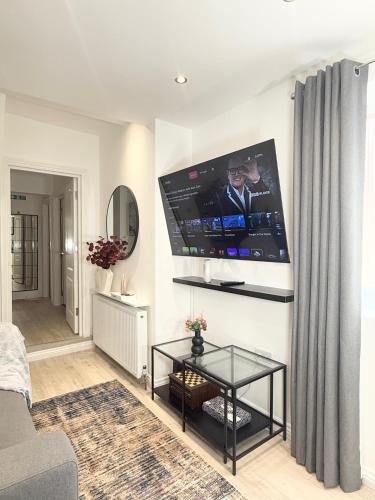 Northampton Apartment | 'The Elegant Comfort' - A Stunning Luxury 2-Bed Flat with Private Garden & Patio - Free Parking