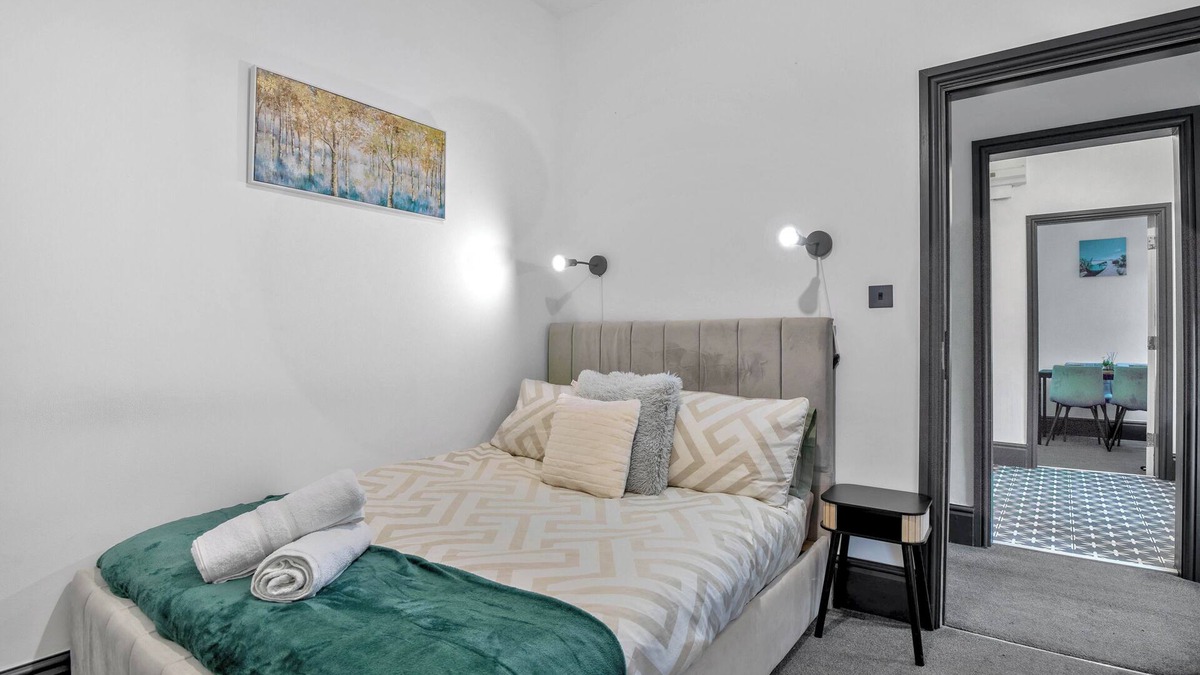 Moseley Apartment | The Elegant Escape - 2 Bed Ensuite with Parking