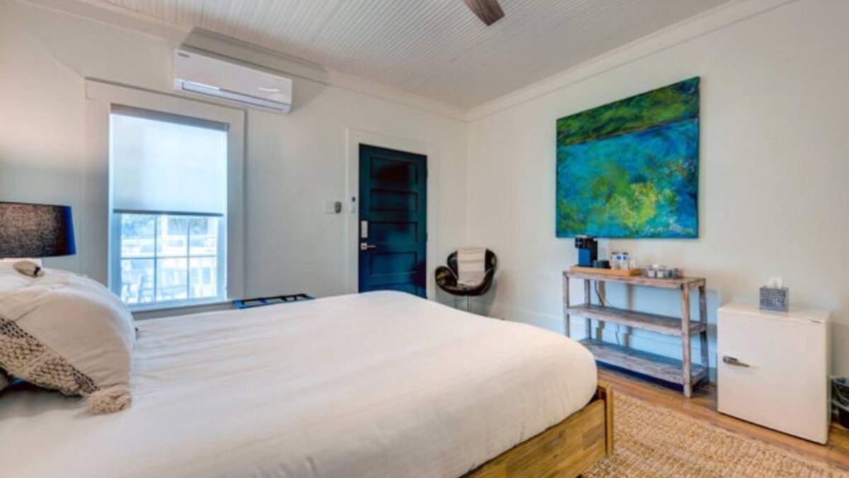 Warrenton Apartment | The Elegant Room Three