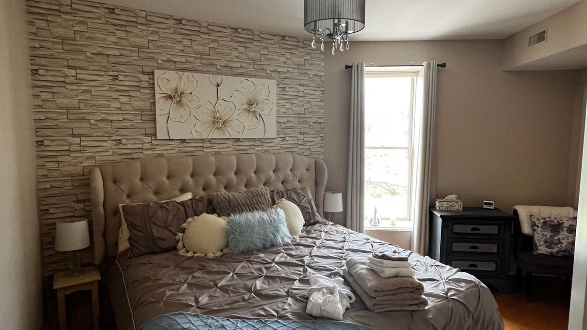 Stratford Condo | The Elegant Swan - Steps from Theatre