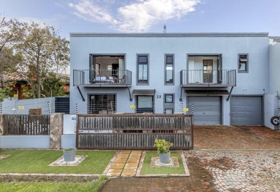Gordons Bay Central House | The Elephant Cottage