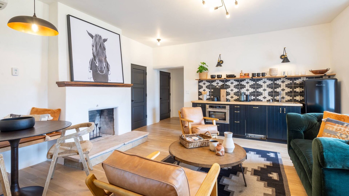 Santa Fe Apartment | The "Ella-Mila" - Classy 2 Bedroom with en-suites - steps from the Plaza