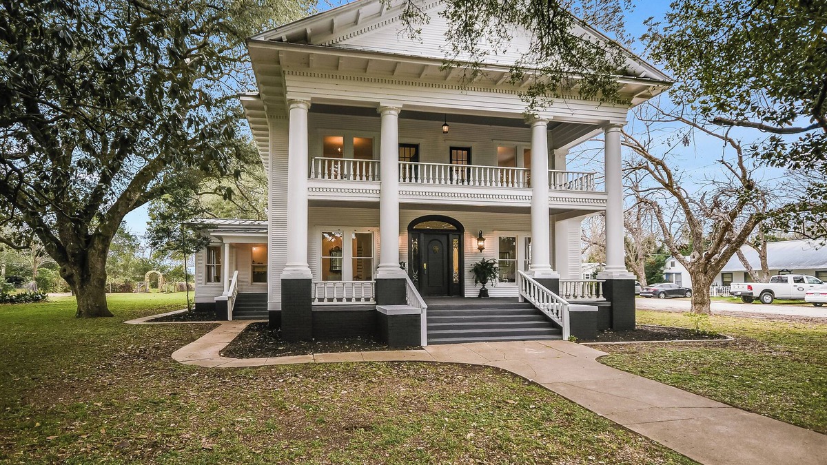 Smithville House | The Ella Norah. A Luxury Retreat. Pool and Spa. Steps to Main Street.