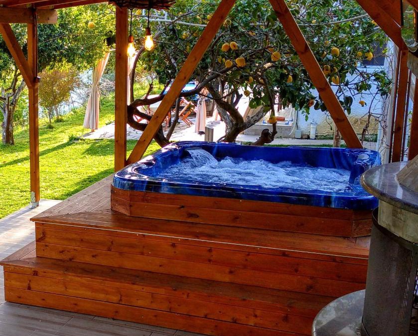 Nikopolis Apartment | The Elysian at Nicopolis jacuzzi