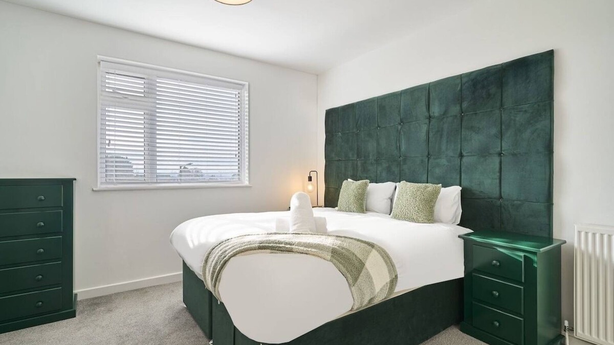 Cribbs Causeway Apartment | The Emerald | 6 Beds | Contractors | Free Parking