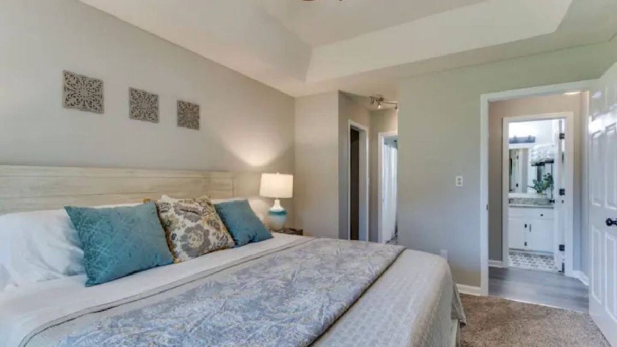 Lewisburg House | The Emerald-near Henry Horton- Sleeps 8- 2.5 baths