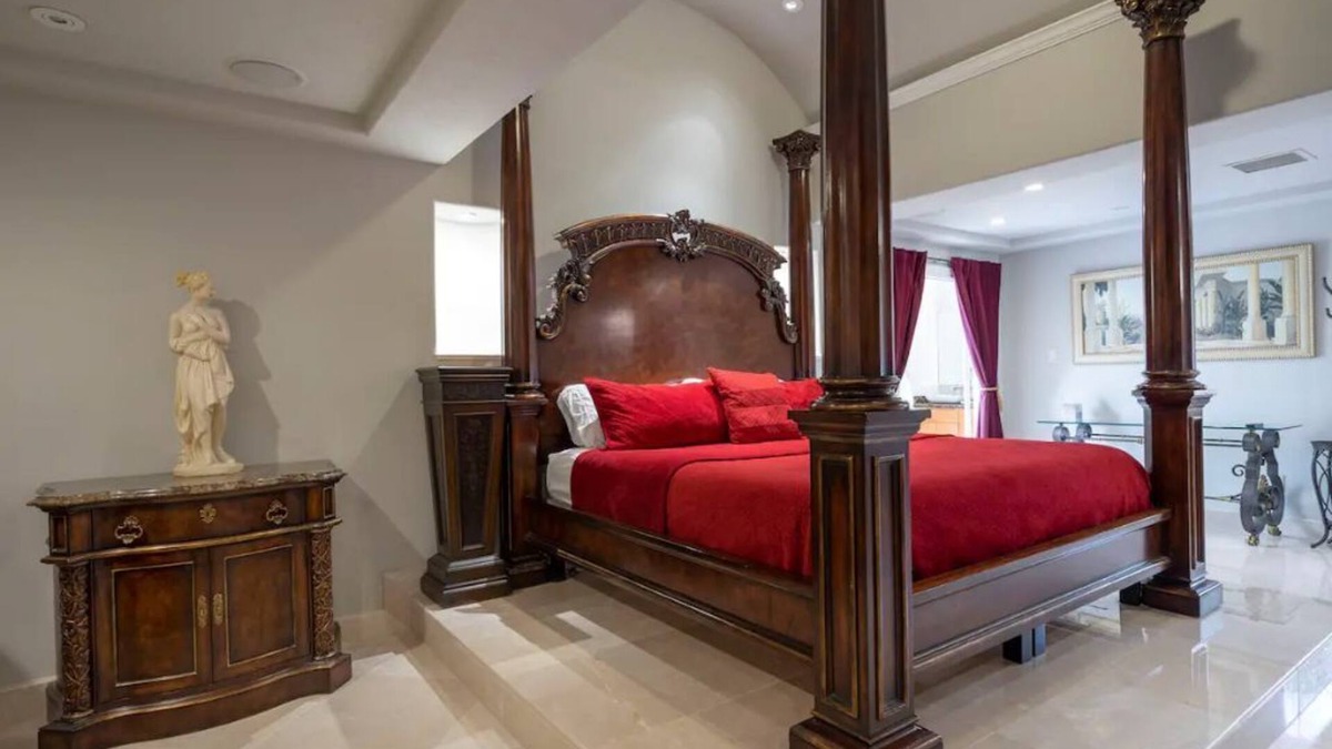Greenway Plaza-Upper Kirby Apartment | The Emperor’s Suite – Central Houston Luxury