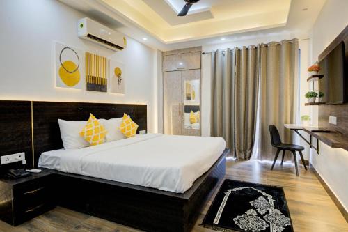 South City I Hotel | The Empire Studioz Hotel Golf Course Road Studio with Kitchen & Balcony One Horizon Center Paras Hospital Cyber City