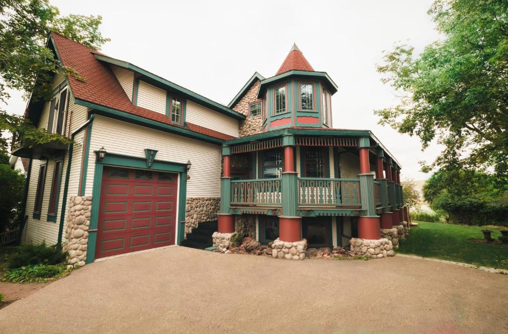 Drumheller House | The Enchanted River Cottage - River - Luxurious Cottage - Jacuzzi