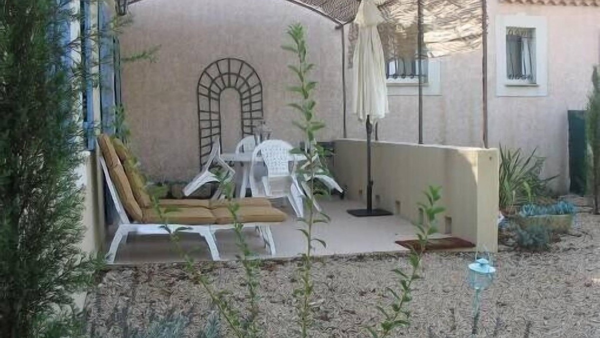 Pernes-les-Fontaines Cottage | The Enclos des Fontaines gite located in the pearl of the county