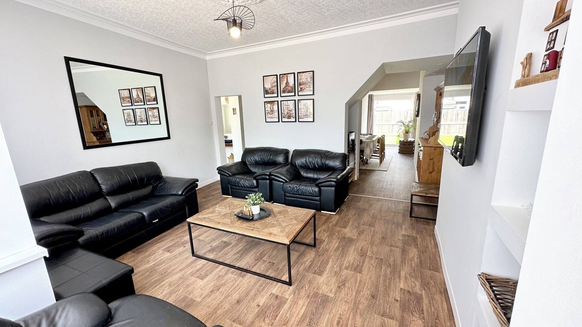 Morecambe House | “The End House” 2 minutes walk to the beach
