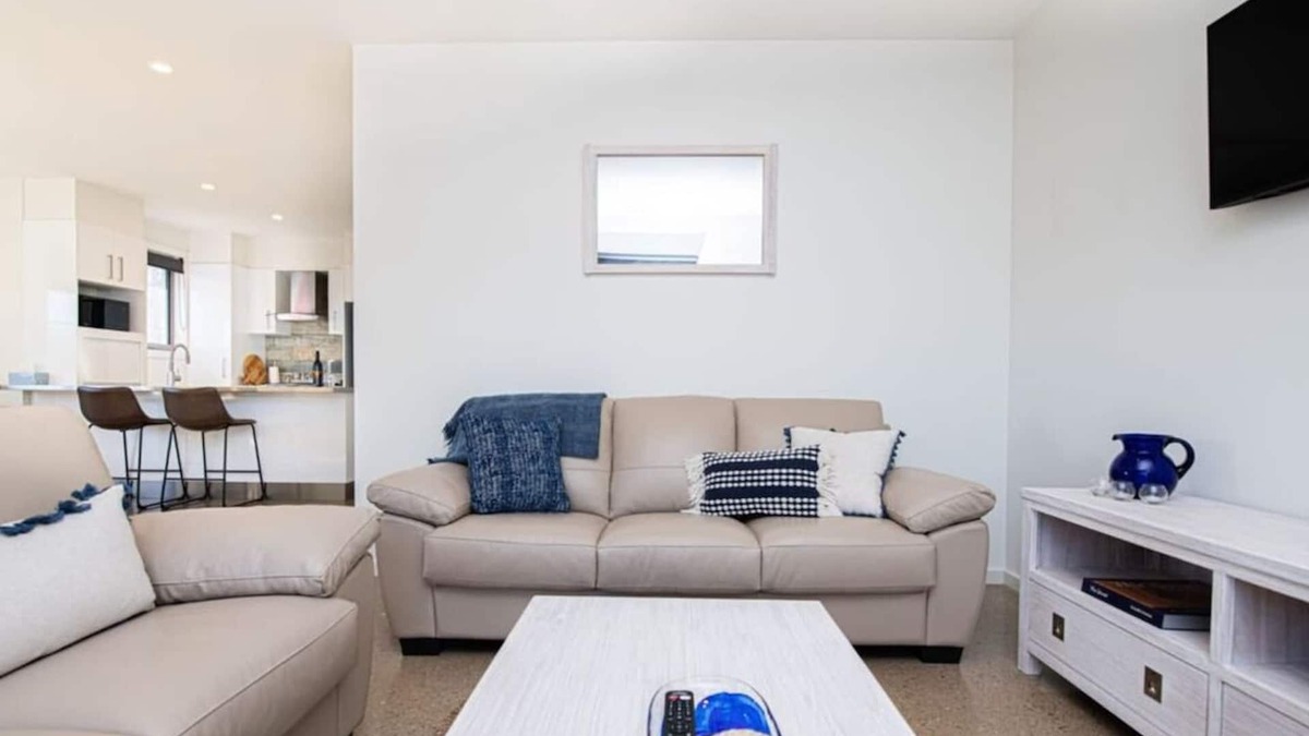 Orange Villa | The Endsleigh II - Cosy 2 Bedroom Villa, near CBD