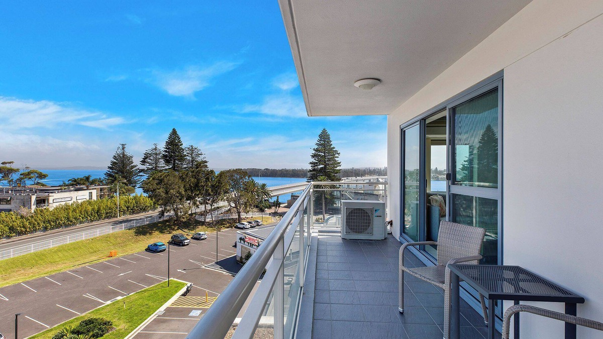 Central Coast Apartment | The Entrance Waterfront Apartment 425