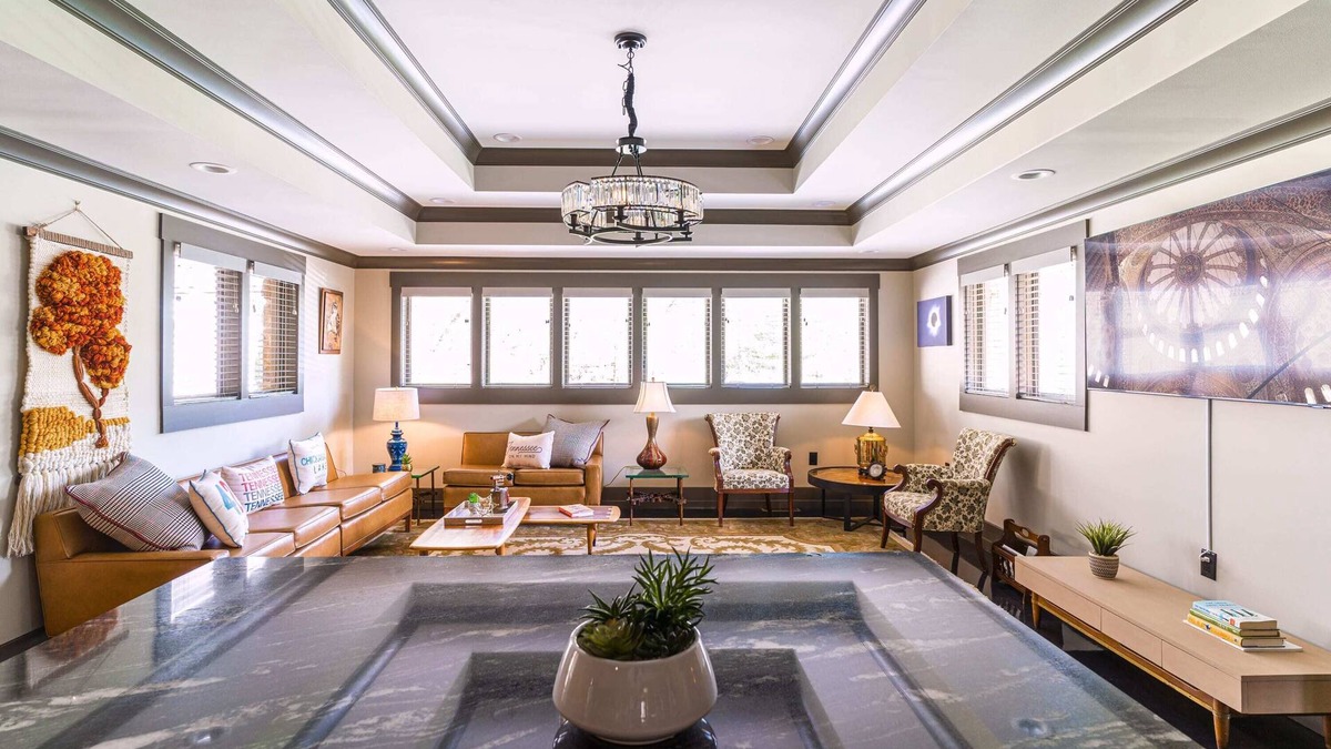 South Pittsburg House | The Estate - Luxury with Pool Table & Game Room