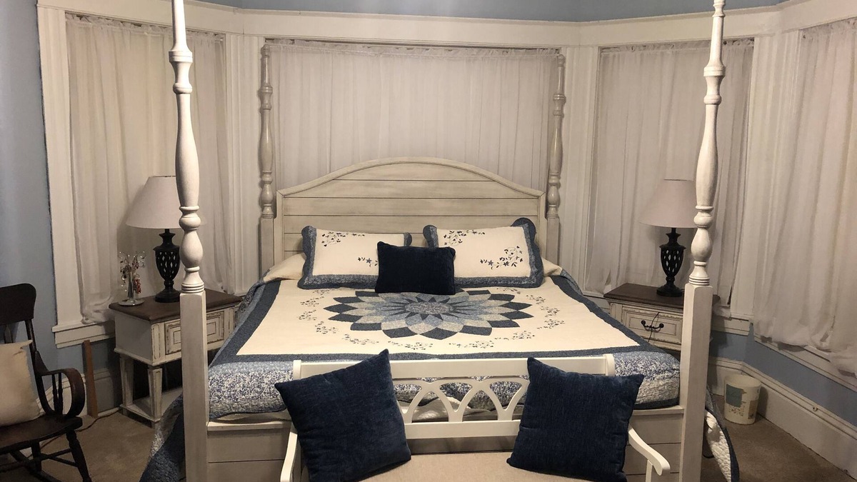 Hamilton Bed & Breakfast | The Estate Room at Shoal Creek B&B