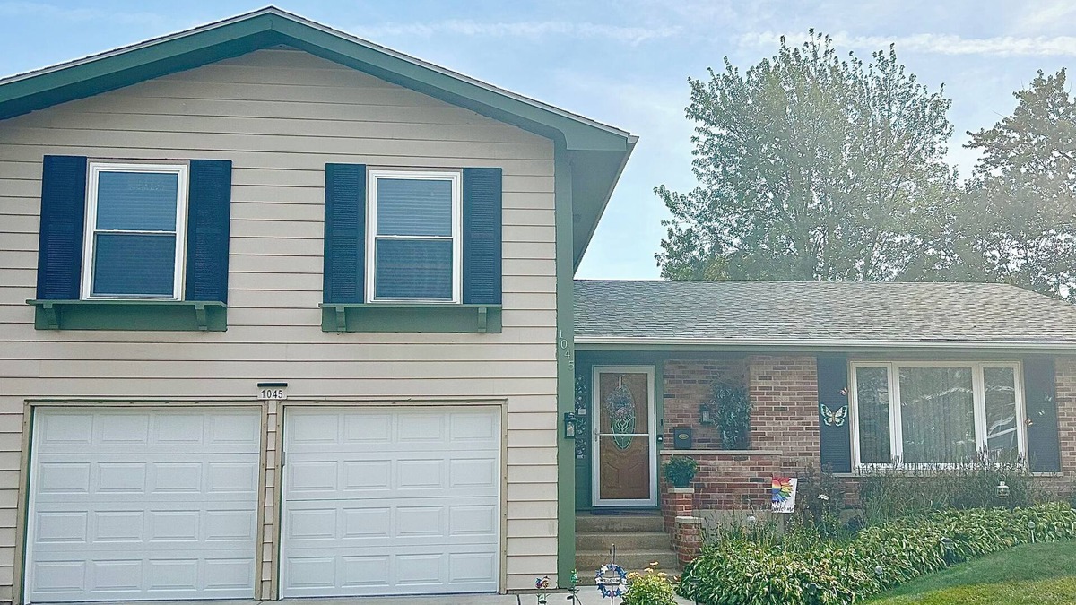 Hoffman Estates House | "The Estates" 2 PRIVATE BEDROOMS in our Home, Hot Tub/Bathrooms & More