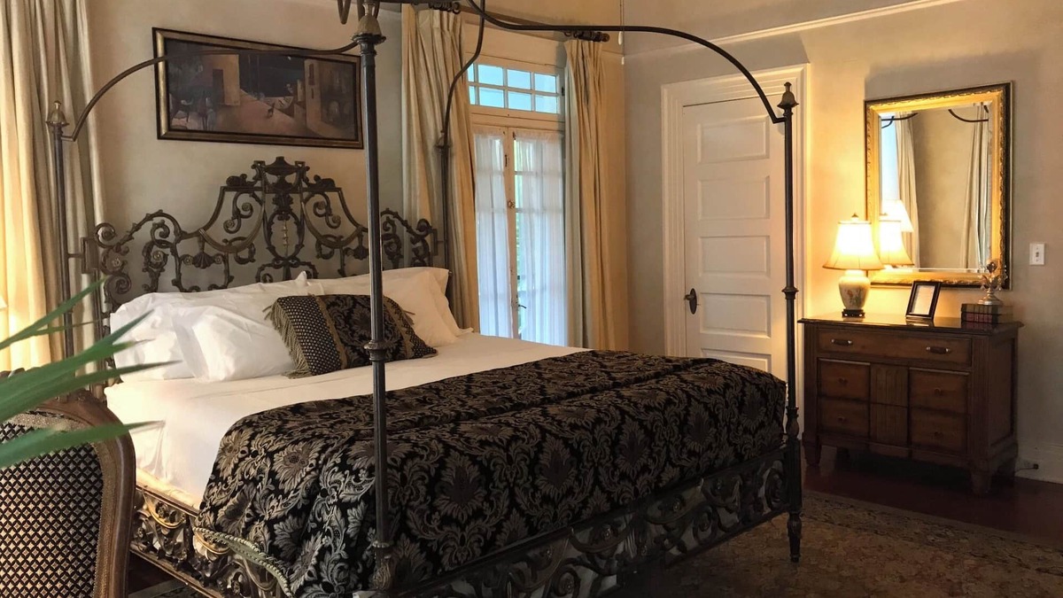 Hammond Bed & Breakfast | The Evangeline Room W/King Bed