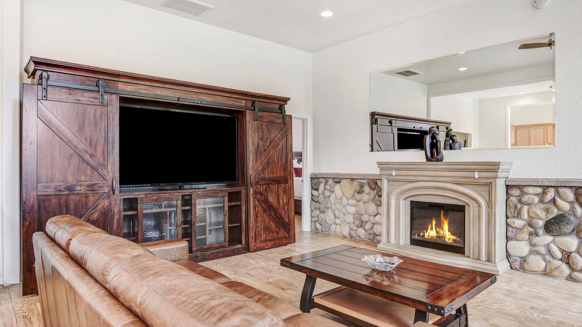 Murphy Apartment | The Executive Suite- Apartment near the river!