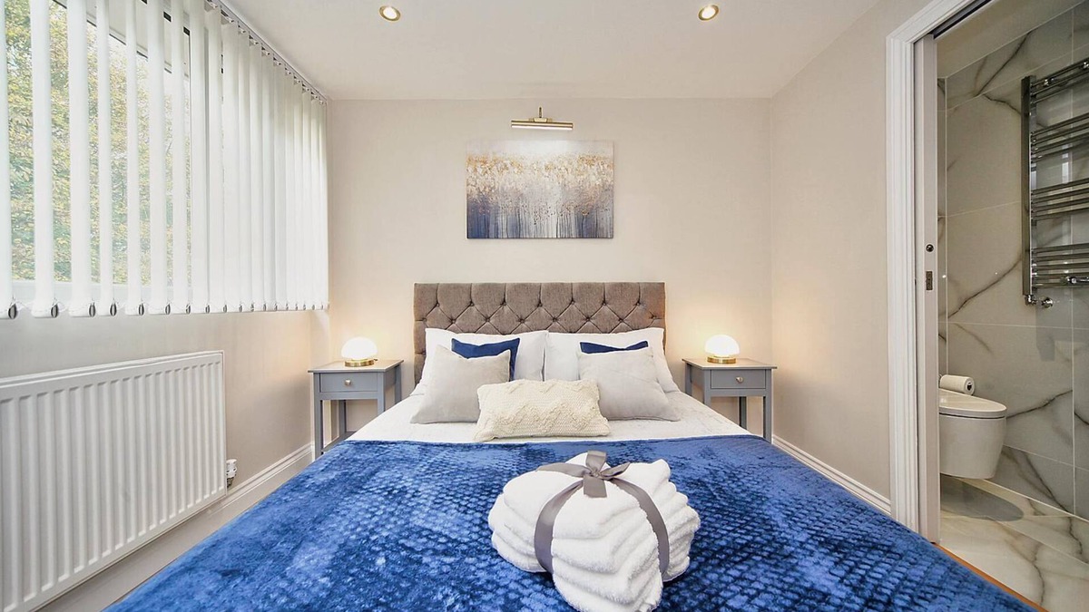 Luton House | The Falcons Nest Luton Airport