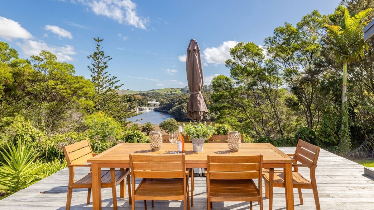 Haruru House | The Falls View - Haruru Falls Holiday Home