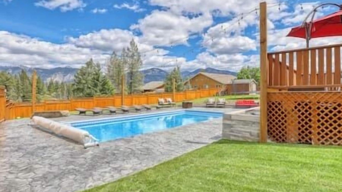 East Kootenay House | The Family Getaway: Relaxation with Pool & Hot Tub