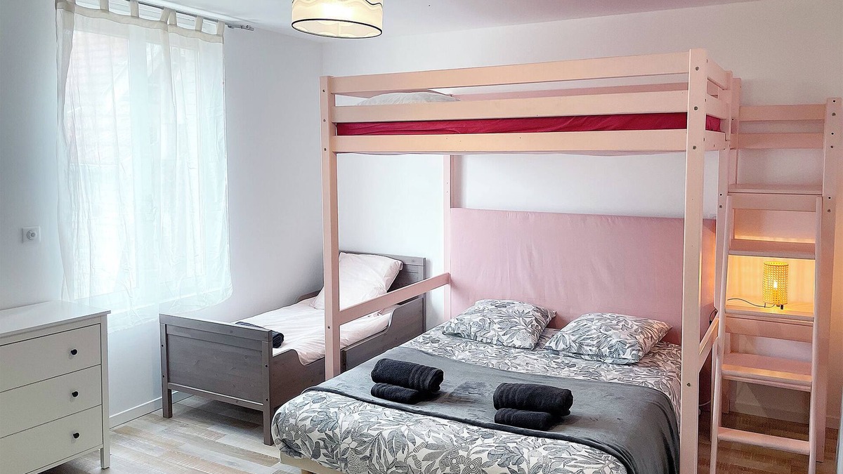 Cormicy House | The Family House, spacious with outdoor area, children's play area, wifi and parking.