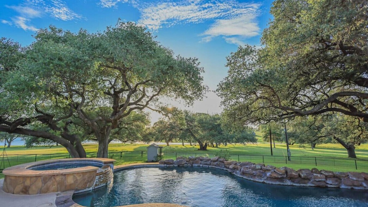 Schulenburg House | The Farm at Schulenburg | 112 Acres, Pool/Hot Tub