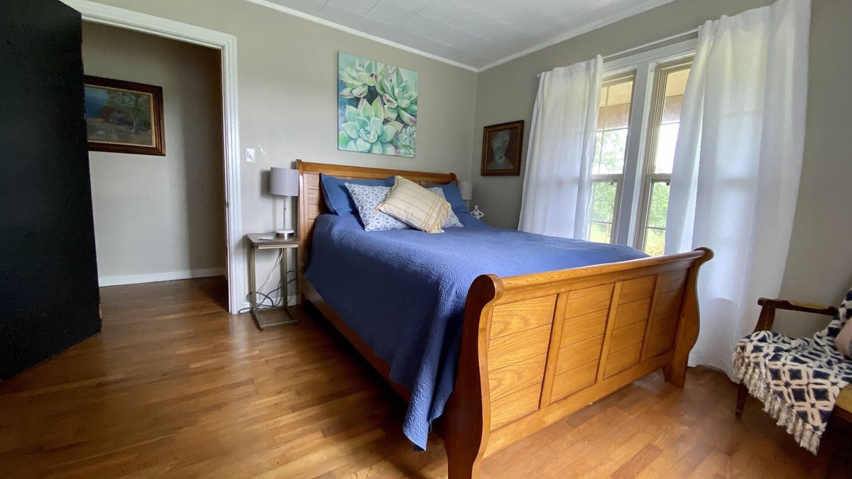 Centerville House | The Farm Cottage-close to two state parks