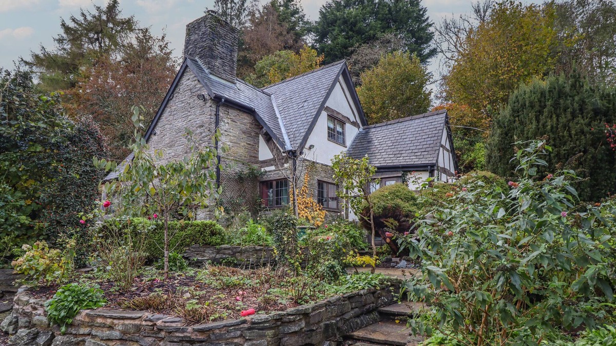 Newcastle-on-Clun Cottage | THE FARM HOUSE, pet friendly, character holiday cottage in Beguildy