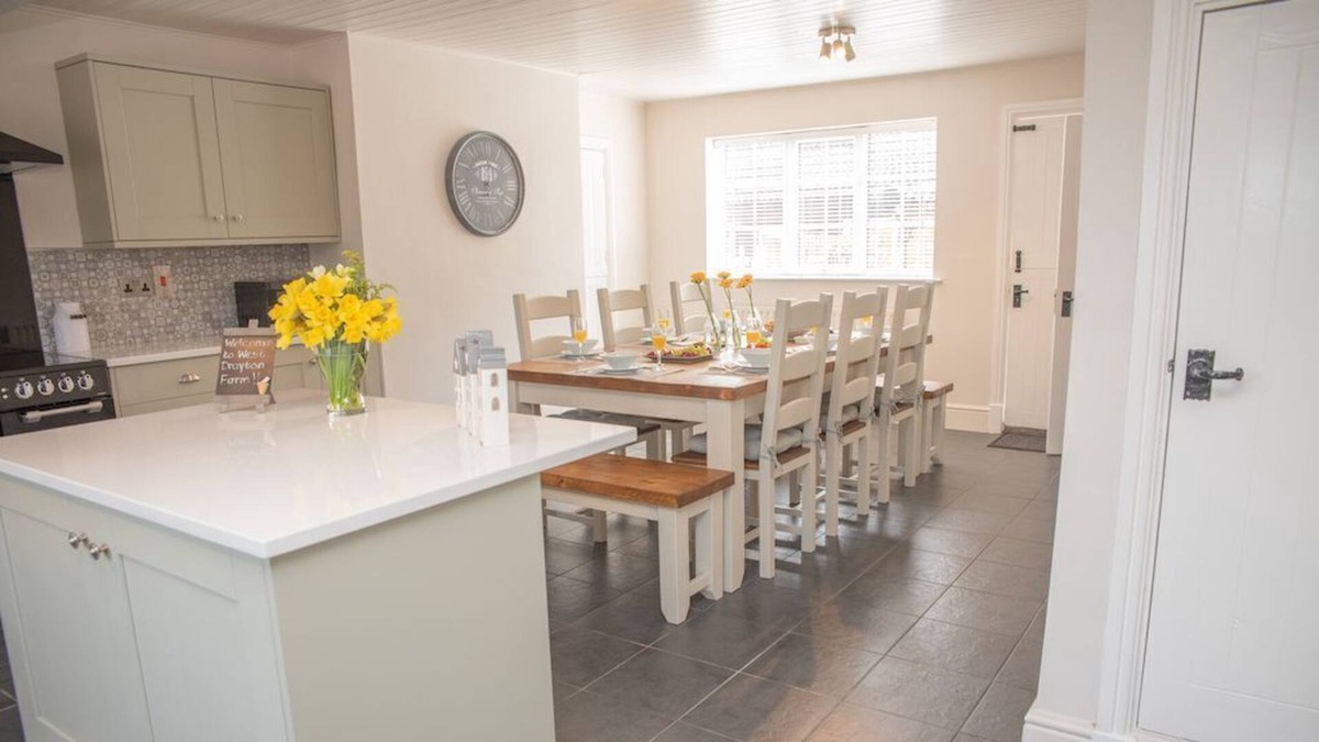 Retford Cottage | The Farmhouse - a 5 bedroom house that sleeps 16 guests