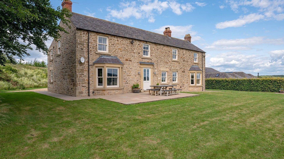 East Layton Cottage | The Farmhouse - a house that sleeps 10 guests in 5 bedrooms
