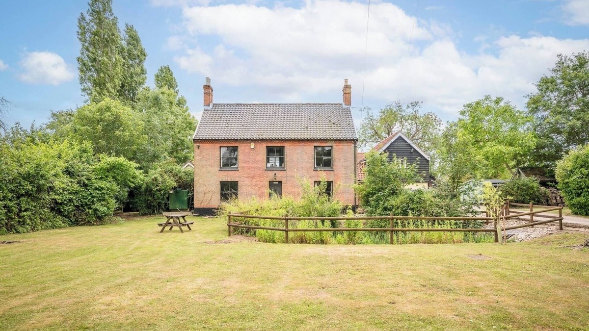 Framlingham House | The Farmhouse at Boundary Farm, Framlingham