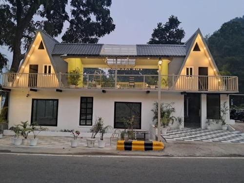 Amritpur Hotel | The FarmHouse Cafe & Lounge