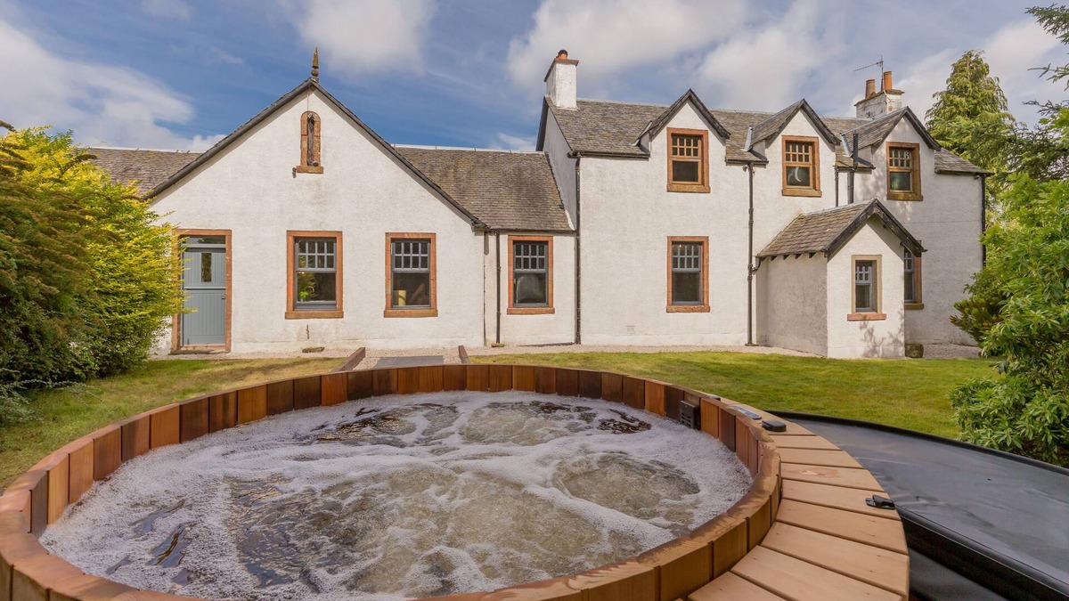 Buchlyvie House | The Farmhouse, Decadently chic farmhouse & hot tub