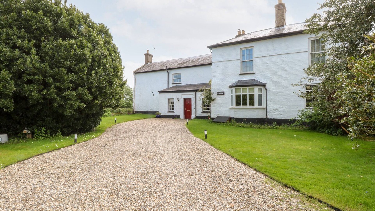 Felmingham House | THE FARMHOUSE, family friendly, with hot tub in North Walsham