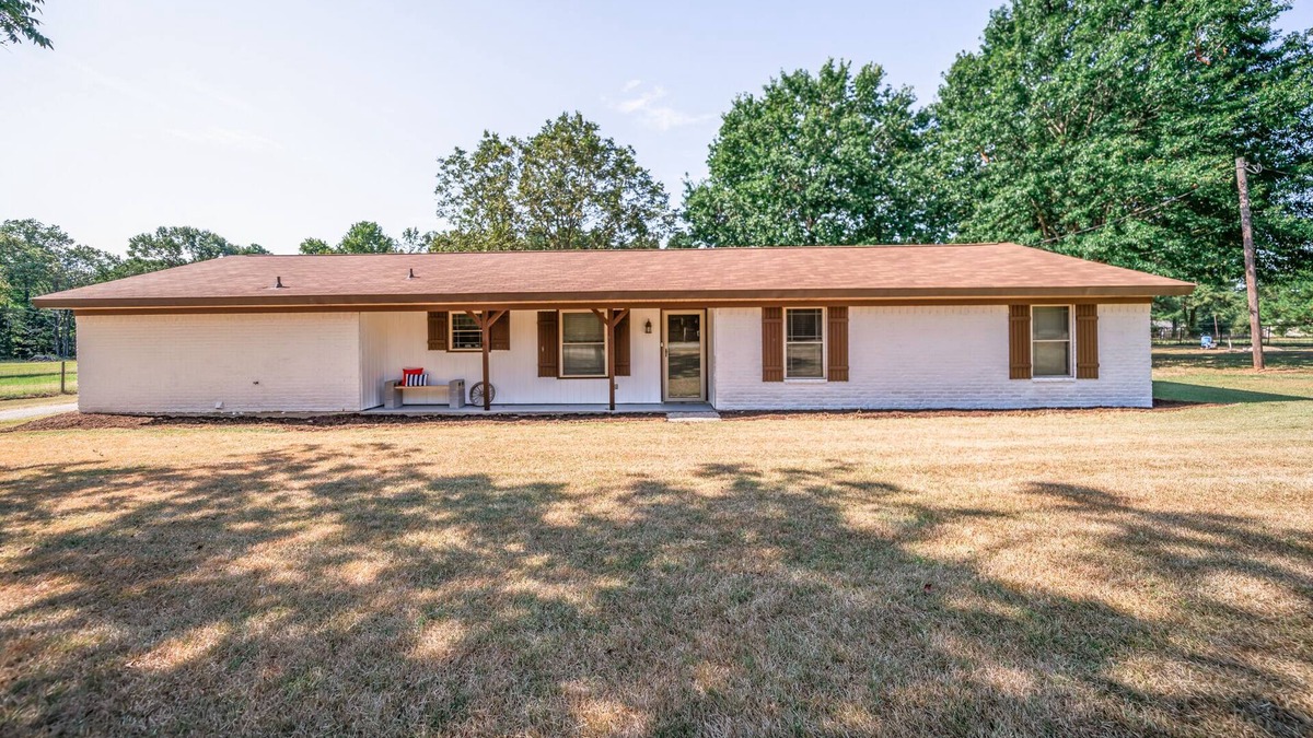 Kilgore House | The Farmhouse Family Getaway with Indoor/Outdoor Games, BBQ, Fire Pit, & MORE!