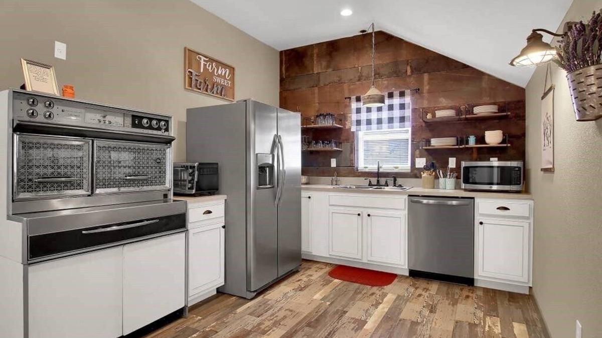 Hermann House | The Farmhouse Inn: 3 bed, 3.5 whole house rental