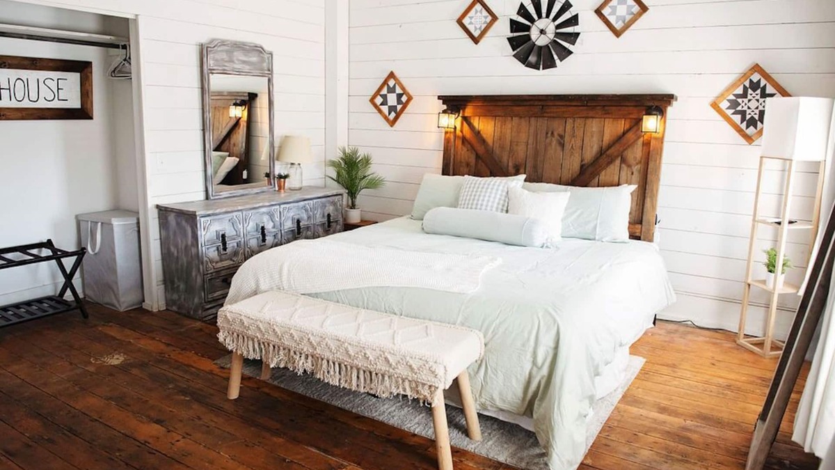 Carrollton Apartment | The Farmhouse Loft "Greene County's Guesthouse"