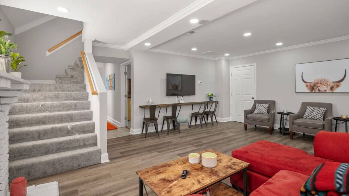 South Richmond House | The "Farmhouse": Spacious, Moo-tiful Haven by RVA!
