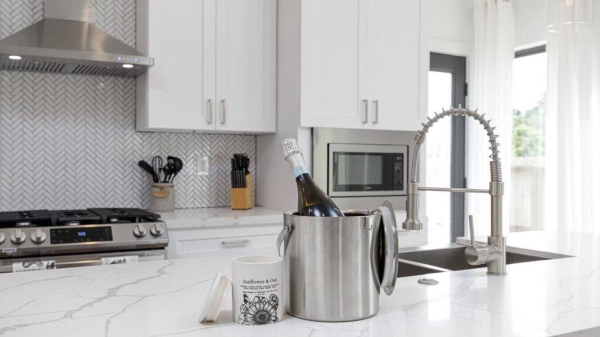 MacGregor House | The Farmhouse · The Farmhouse, Modern Luxury Retreat near Downtown