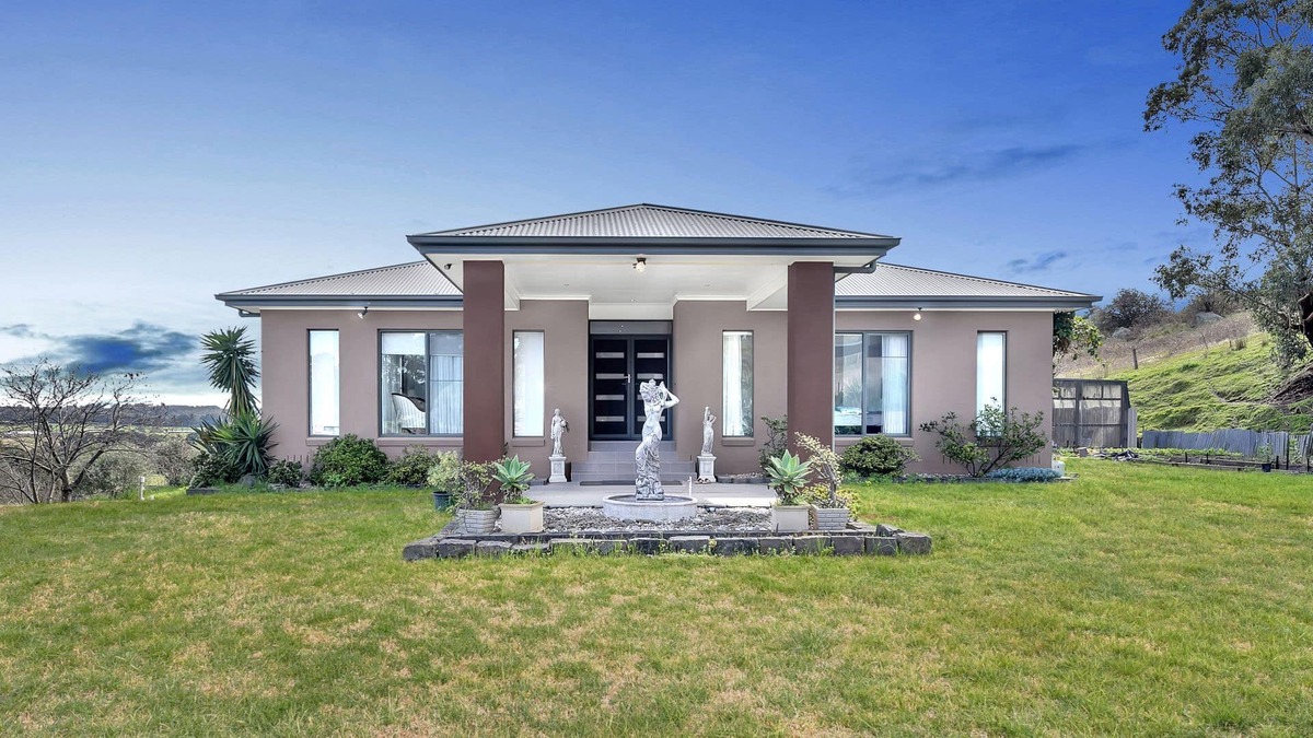 Narre Warren North House | The Farmstay at Narre Warren - Well-furnished farm stay home