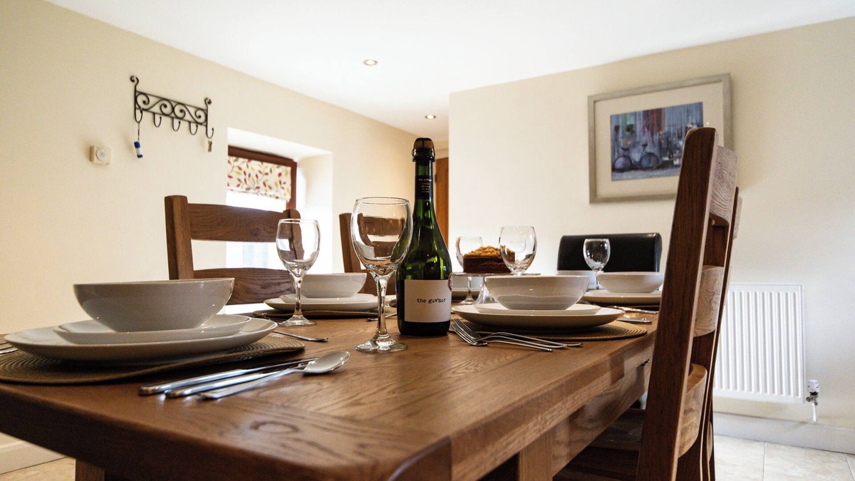 Newton Grange Cottage | The Farriers - Explore the Peak District. Enjoy the Autumn Colour at Chatsworth
